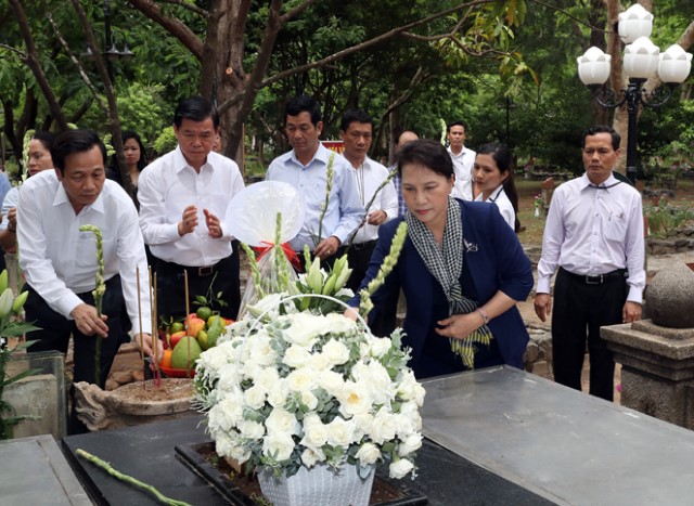 Chủ tịch Quốc hội Nguyễn Thị Kim Ngân dâng hương tưởng niệm tại Nghĩa trang Hàng Dương, Côn Đảo